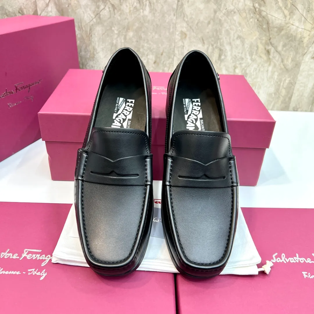 Original quality P780 Brand: Ferragamo Standard size: Men's size 39–44 (38.45 can be customized) Grade: Same style as the official website High-quality men's shoes Material: Customized first-layer calfskin with water-dyed cowhide lining Cowhide tiptoe Original non-slip and wear-resistant rubber outsole Style category: Men's formal business leather shoes are young and fashionable European and American trends British style Casual matching and comfortable feet Color: actual picture